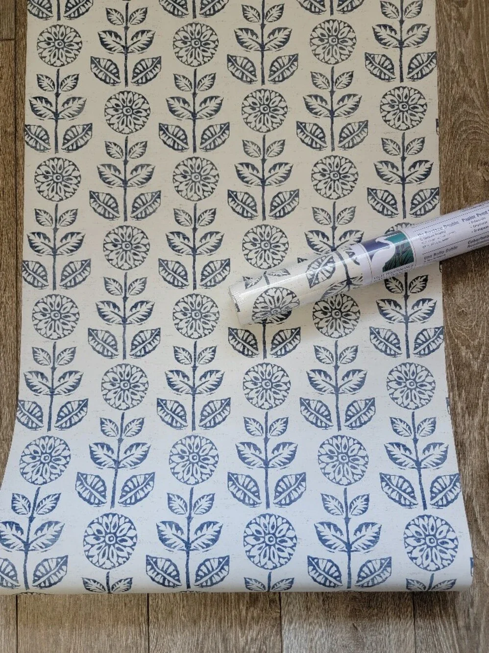 Wallpaper Dolly Navy Floral Farmhouse